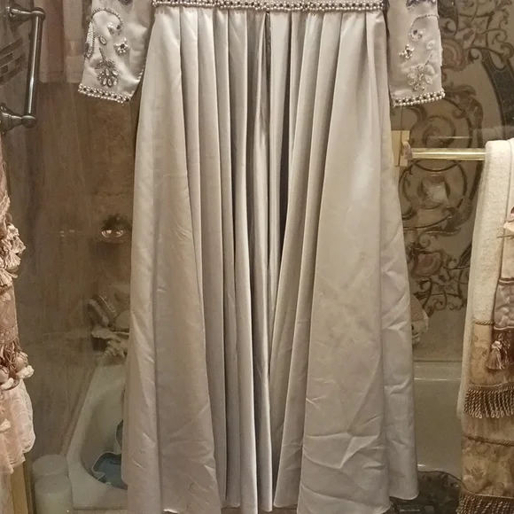 VICTORIA ROYAL LTD GOWN SIZE 10
